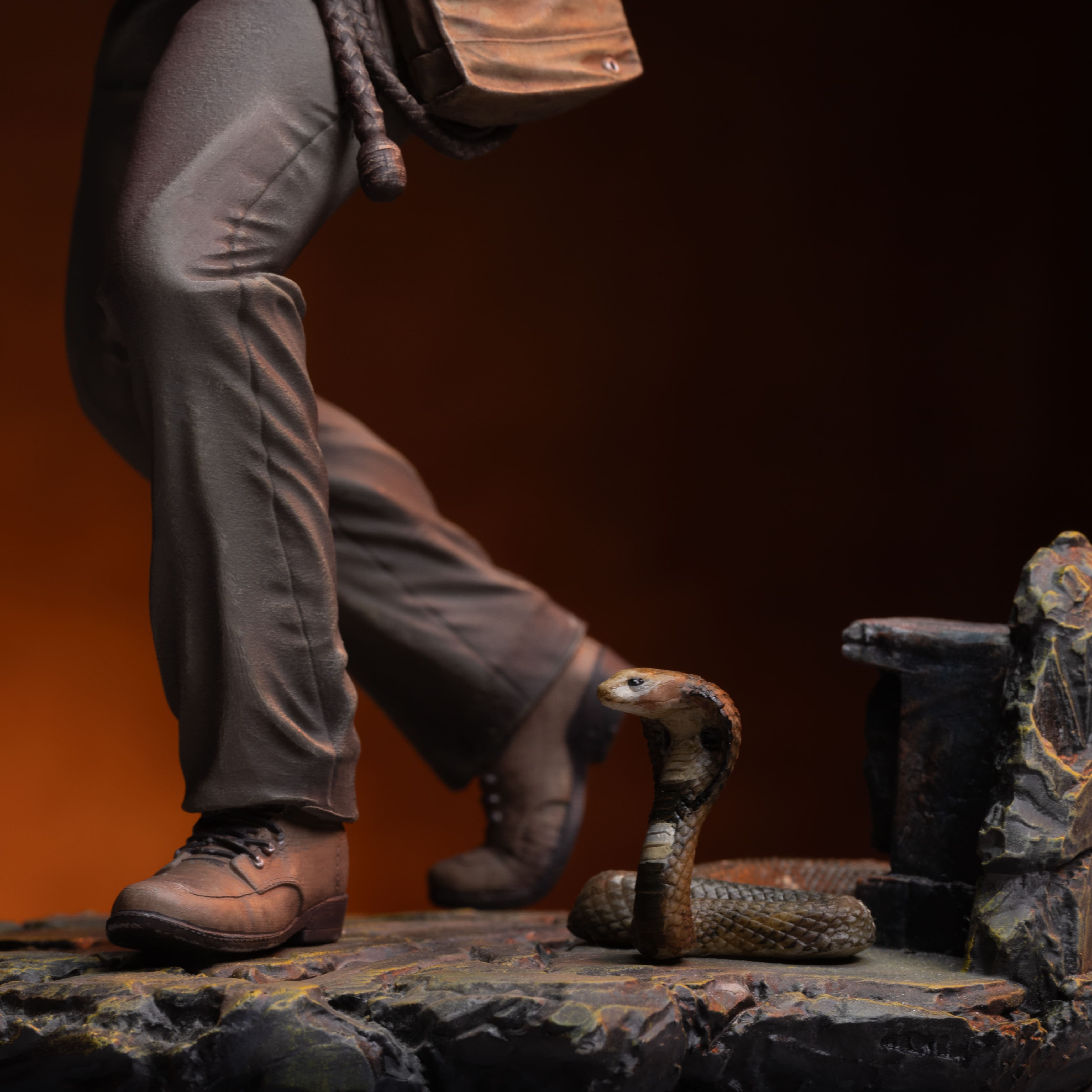 Iron Studios - Art Scale 1/10 - Indiana Jones et les Aventuriers de l'arche perdue - Indiana Jones Statue 27cm - flash vidéo
