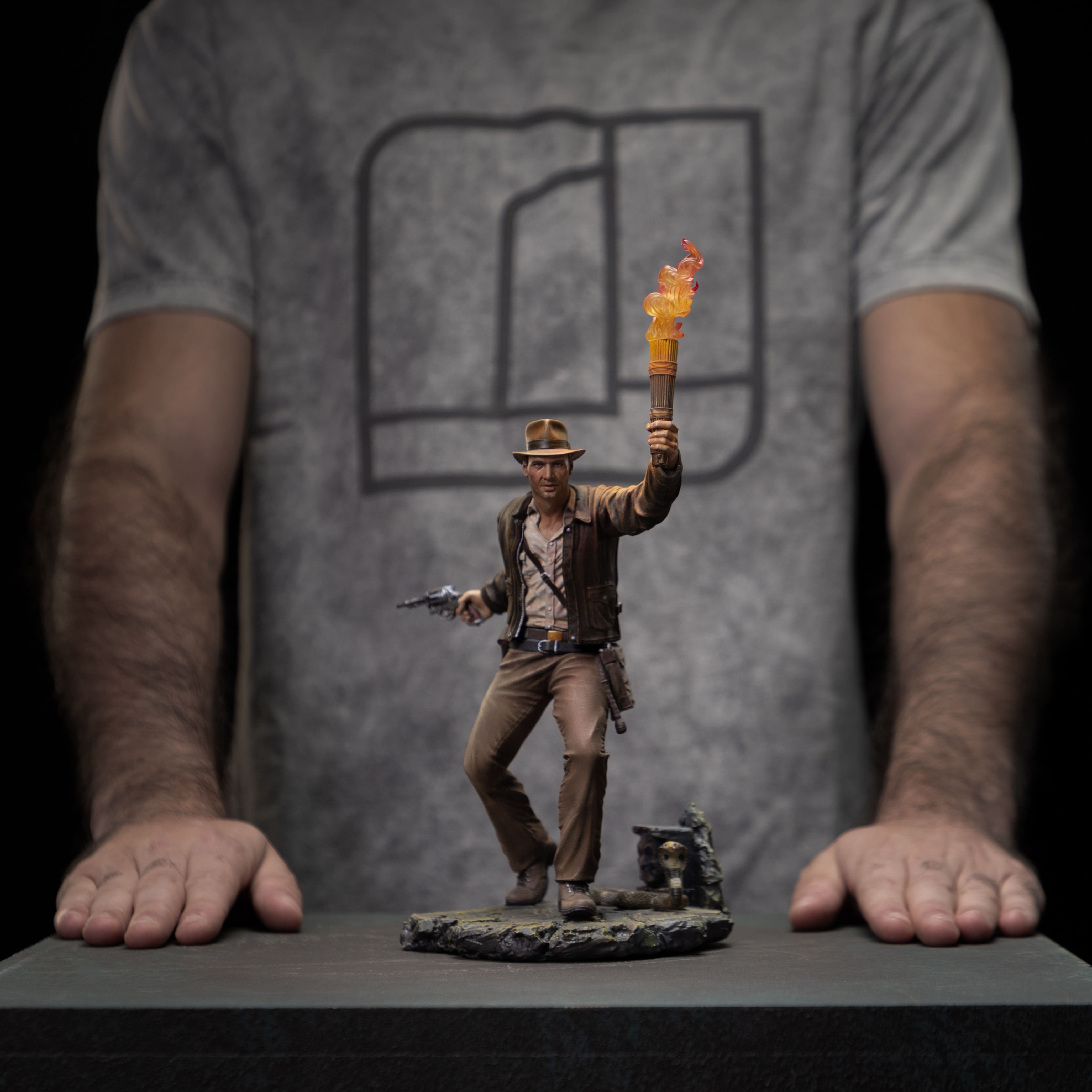 Iron Studios - Art Scale 1/10 - Indiana Jones et les Aventuriers de l'arche perdue - Indiana Jones Statue 27cm - flash vidéo