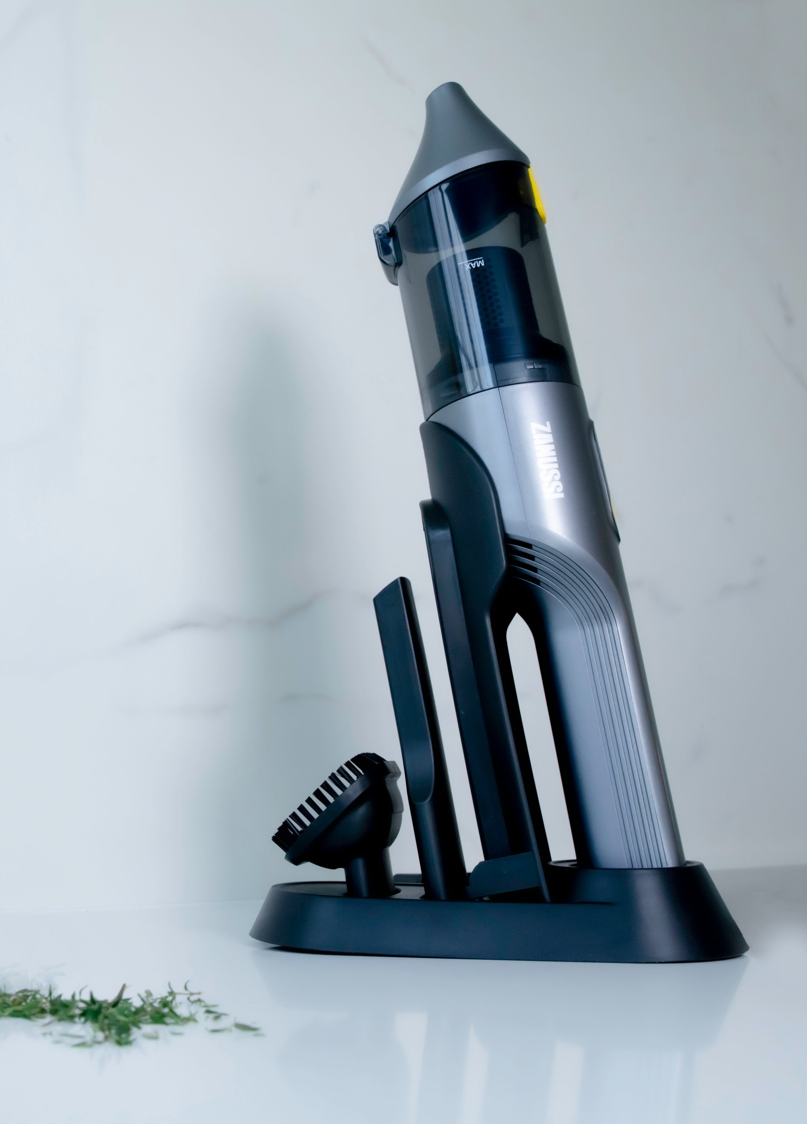 Zanussi - Aspirateur à main VCHZ86 - flash vidéo