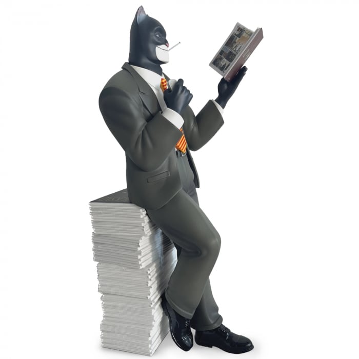 Collectoys - Figurine de collection en résine Blacksad sur une pile d'albums - flash vidéo