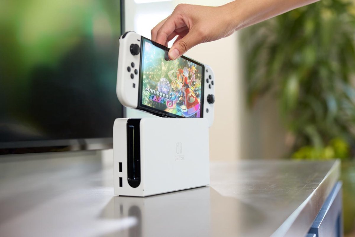 Nintendo Switch OLED Model with Docking & Joy-Con Pair White - flash vidéo