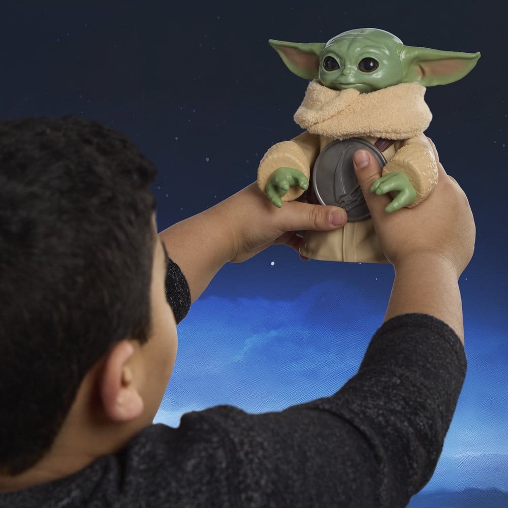 Star Wars: The Mandalorian & Grogu figurine électronique Câlins Grogu & Anzellan 17 cm