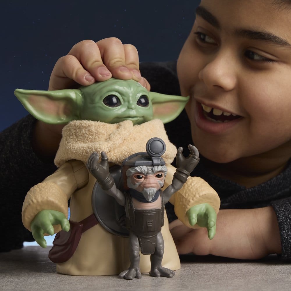 Star Wars: The Mandalorian & Grogu figurine électronique Câlins Grogu & Anzellan 17 cm