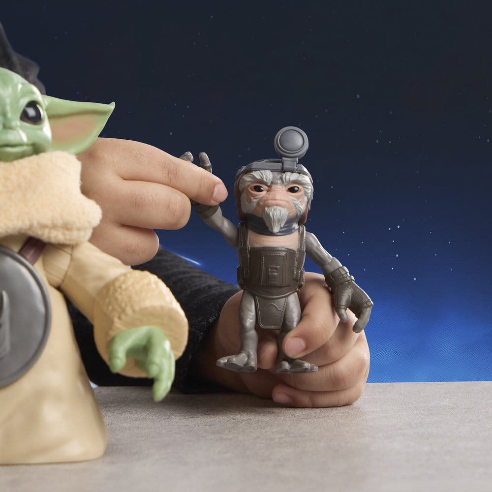 Star Wars: The Mandalorian & Grogu figurine électronique Câlins Grogu & Anzellan 17 cm