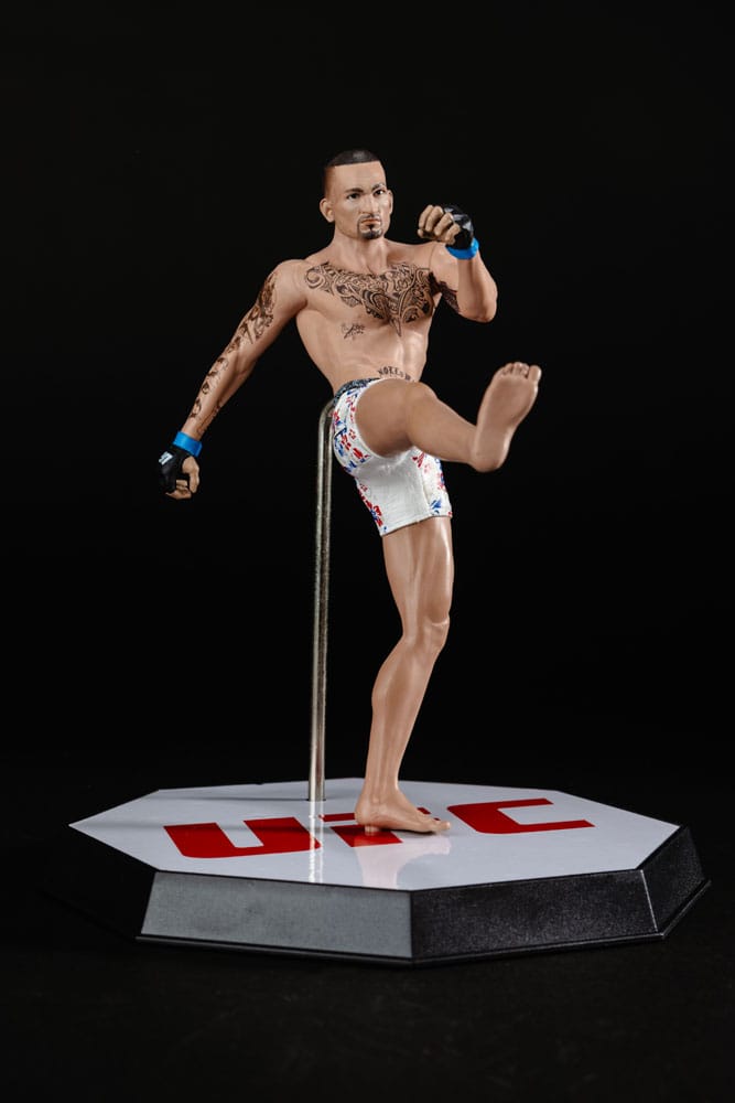 UFC Posed statuette Max Holloway 18 cm