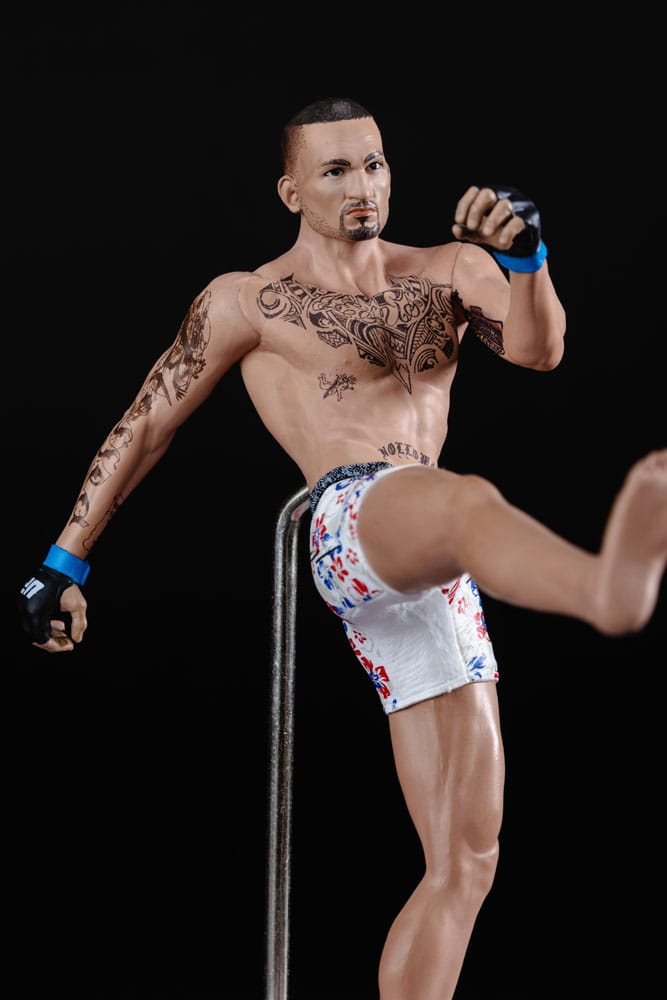 UFC Posed statuette Max Holloway 18 cm