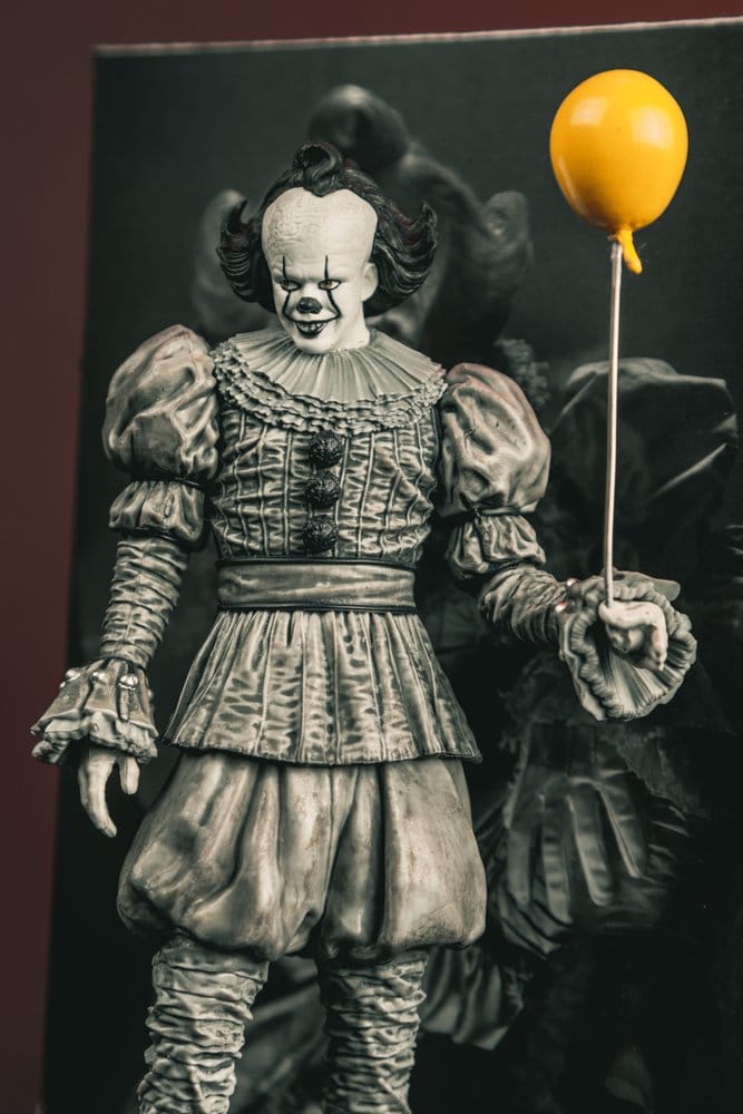 Ça Welcome to Derry Movie Maniacs figurine Pennywise (Black & White) 16 cm