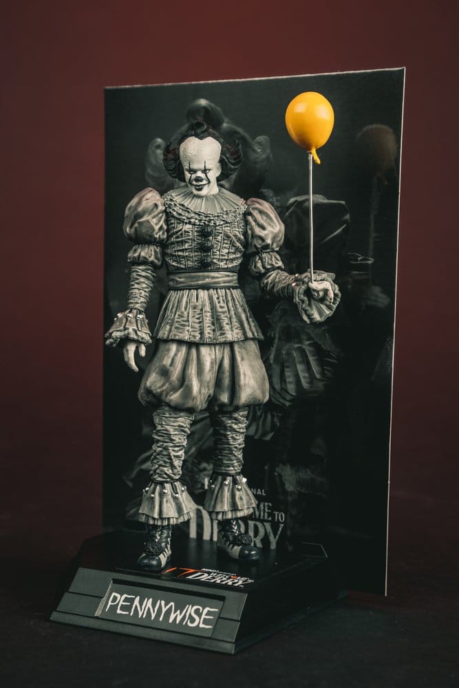 Ça Welcome to Derry Movie Maniacs figurine Pennywise (Black & White) 16 cm