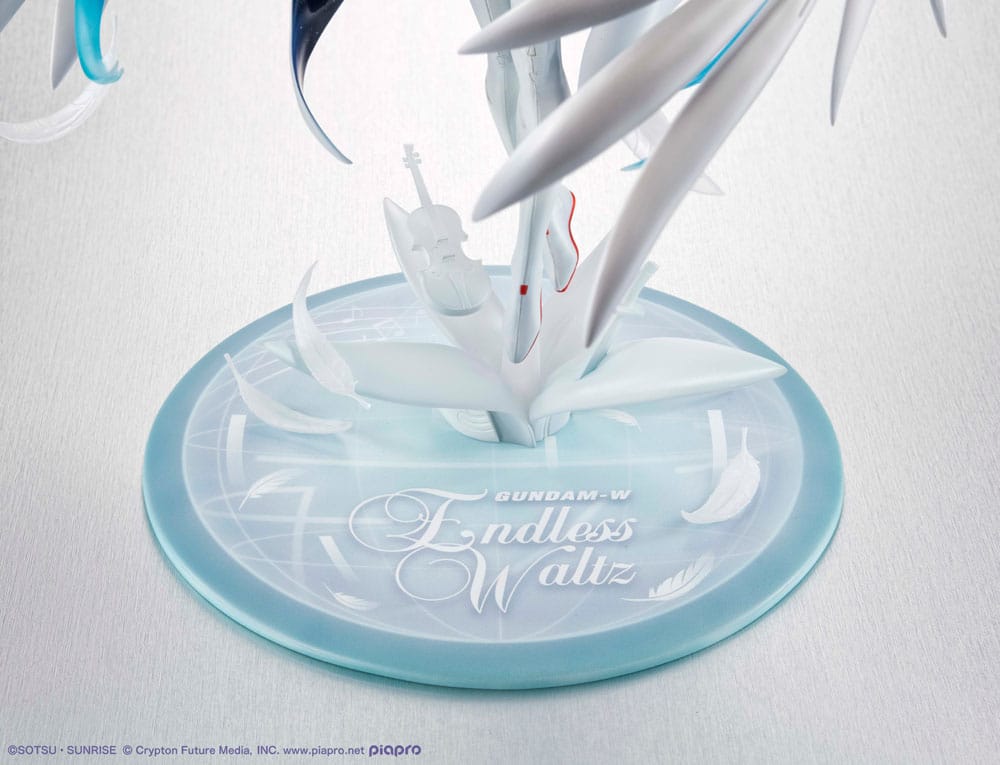 Mobile Suit Gundam x Hatsune Miku statuette PVC Lucrea Hatsune Miku x Wing Gundam Zero EW 45th Anniversary 27 cm