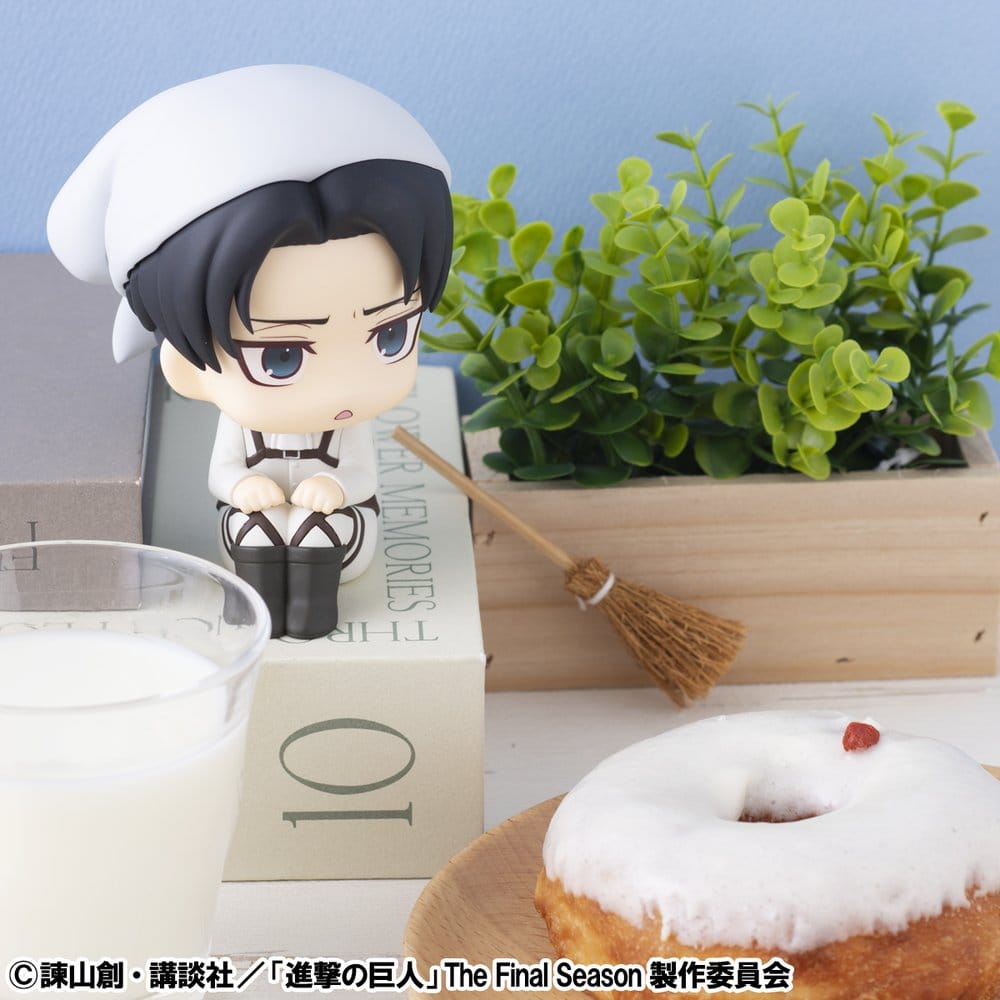 Attack on Titan statuette PVC Look Up Levi Cleaning up Ver. 11 cm