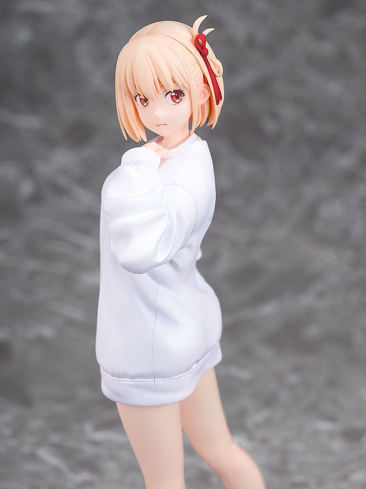 Lycoris Recoil statuette PVC 1/7 Chisato Nishikigi: Oversized Sweatshirt Ver. 25 cm