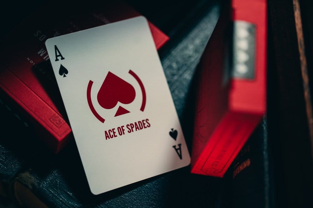 Theory 11  jeu de cartes à jouer (PRODUCT)RED