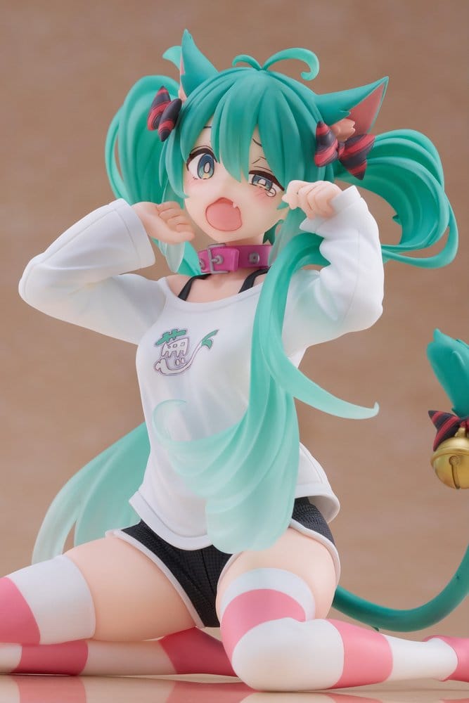 Hatsune Miku statuette PVC Desktop Cute Figure Hatsune Miku Cat Ear T-Shirt Ver. 13 cm