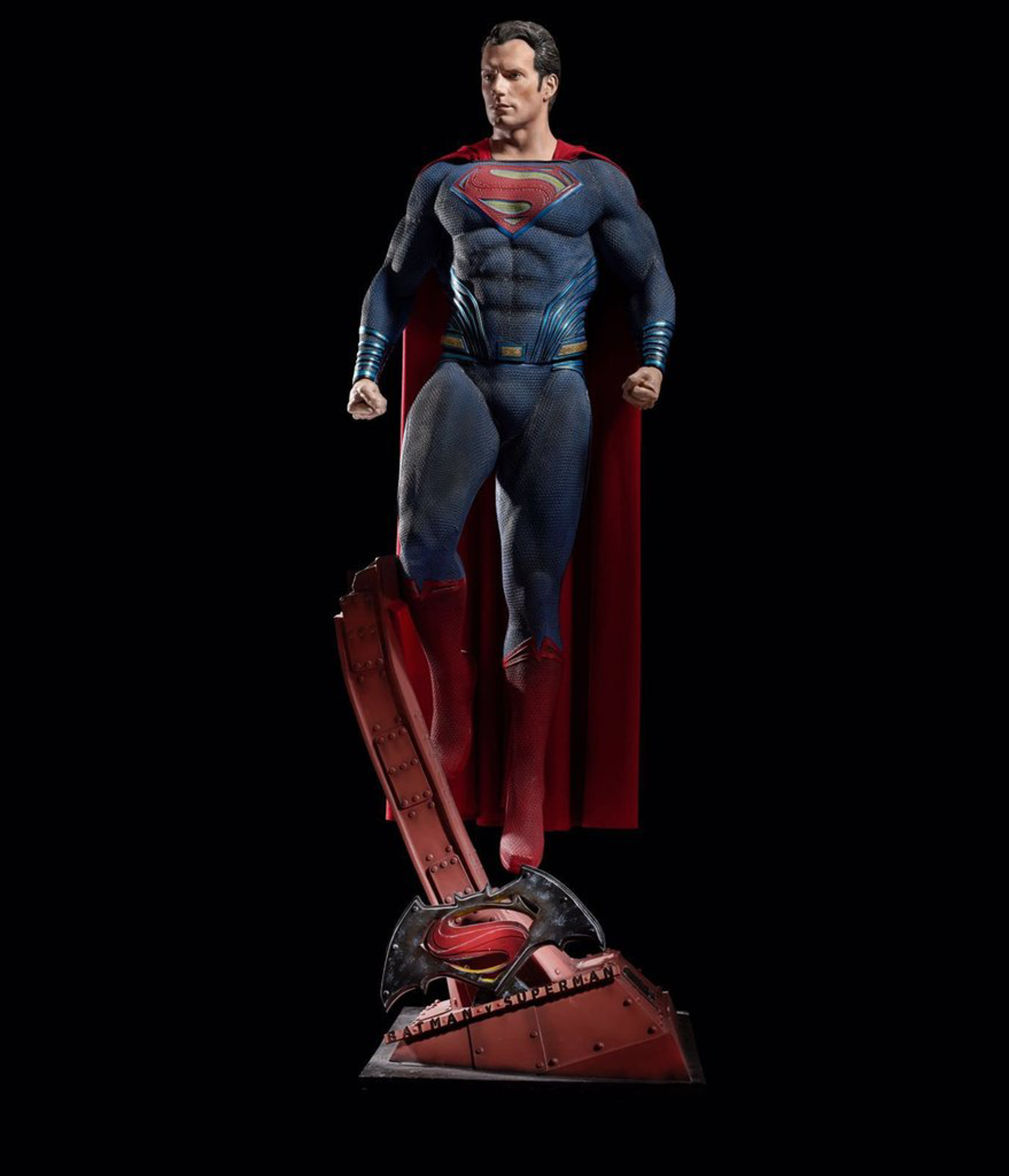 Batman vs Superman - Statue taille réelle Superman (Base incluse) - flash vidéo