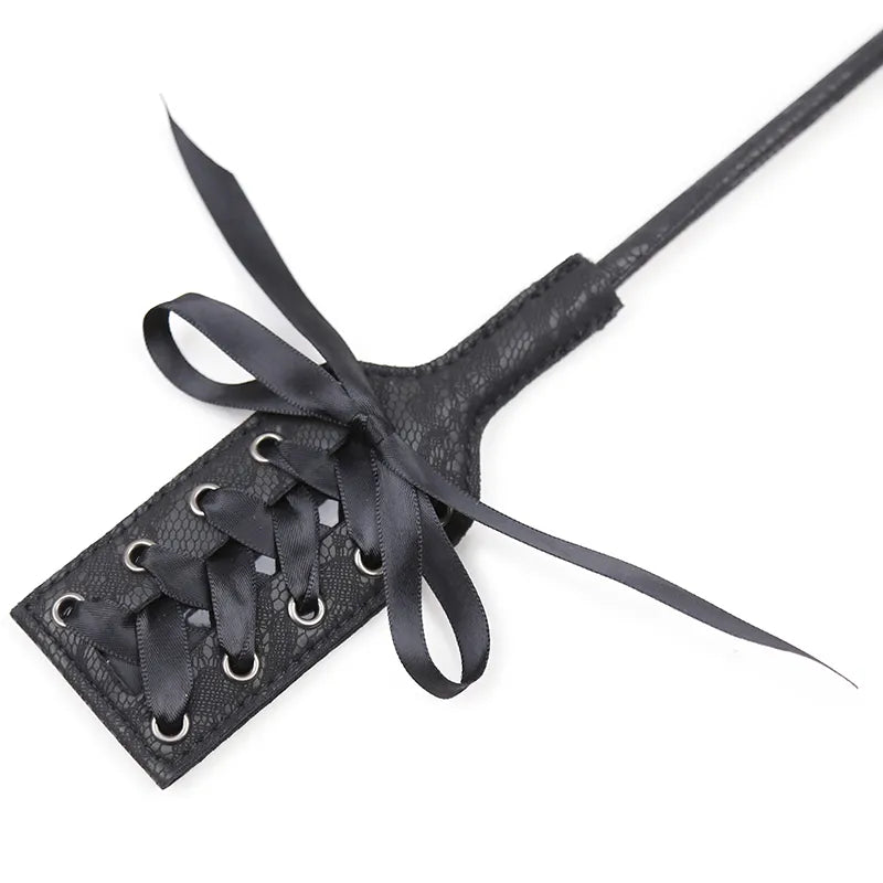 Cravache et plumeau noir - flash vidéo