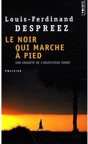 Le noir qui marche à pied - flash vidéo